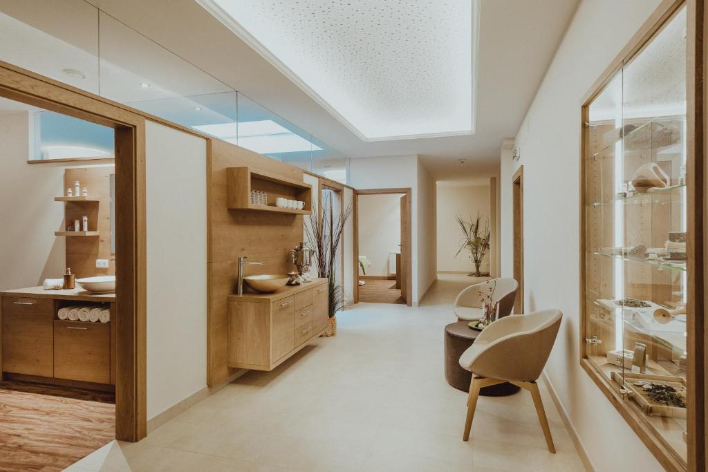 Moderns un elegants spa interjers ar koka akcentiem, apgaismojumu un atpūtas zonu. Telpā ir pieejami dažādi skaistumkopšanas produkti un ērti mēbeļu risinājumi.