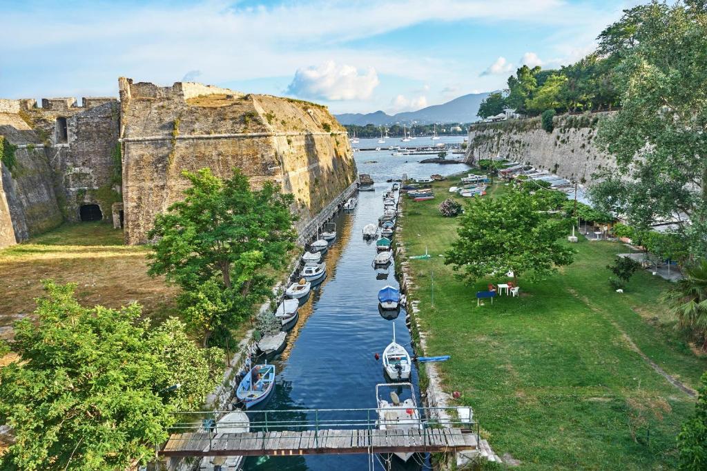 Pastaiga gar gleznaino kanālu, ko ieskauj vēsturiskas cietokšņa sienas un laivas, kas piestājušas malā. Šī ainava piedāvā mierīgu atmosfēru un dabu, kas harmoniski saplūst ar vēsturi.