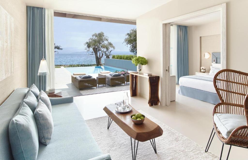 Mūsdienīgs viesnīcas numurs ar skatu uz jūru, iekārtots ar gaišām krāsām, elegantu mēbelēm un terasi ar baseinu. Ideāla vieta mierīgai atpūtai.