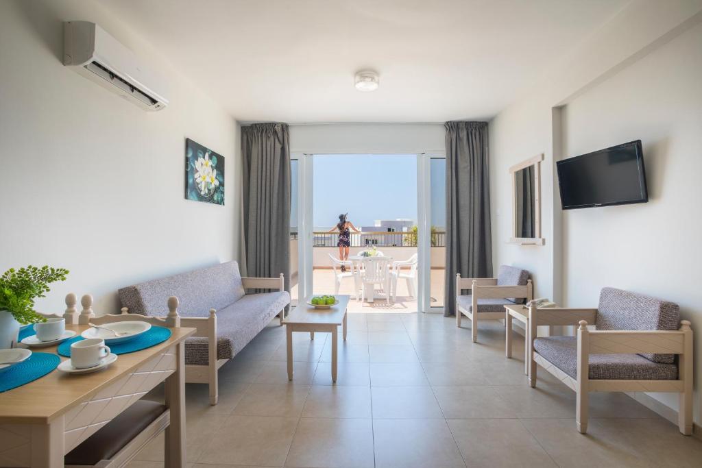 Gaišs un moderns viesnīcas numuriņš ar atpūtas zonu, televizoru un piekļuvi terasei. Interjers ir ērts ar vieglu un gaisa atmosfēru.