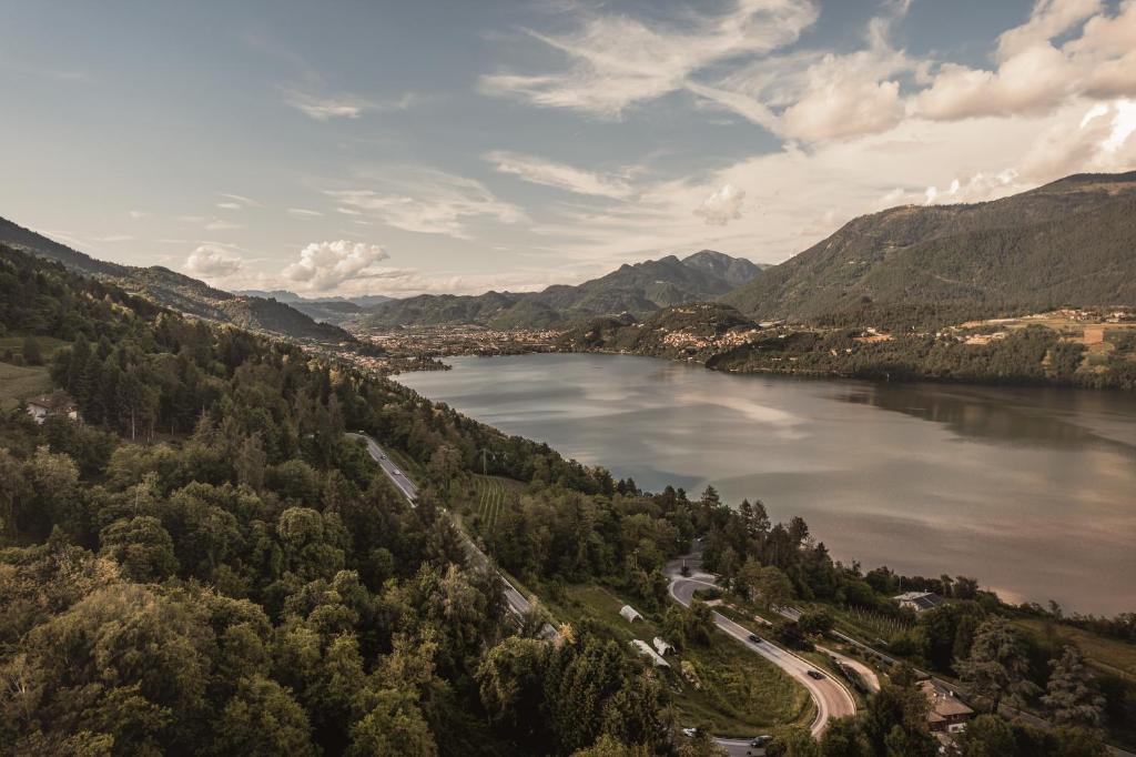 Skaista ainava ar kalniem un ezeru, kas atspoguļo debesīs, apņemta ar zaļu mežu un lauksaimniecības laukiem. Pilsētiņa atrodas ezerkrastā, radot mierīgu un gleznainu vidi.