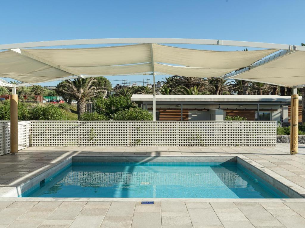 Mūsdienīgs baseins ar saulessargiem un ainavīgu apkārtni, ko rotā palmas un zaļumi. Ideāla vieta relaksācijai un atpūtai.