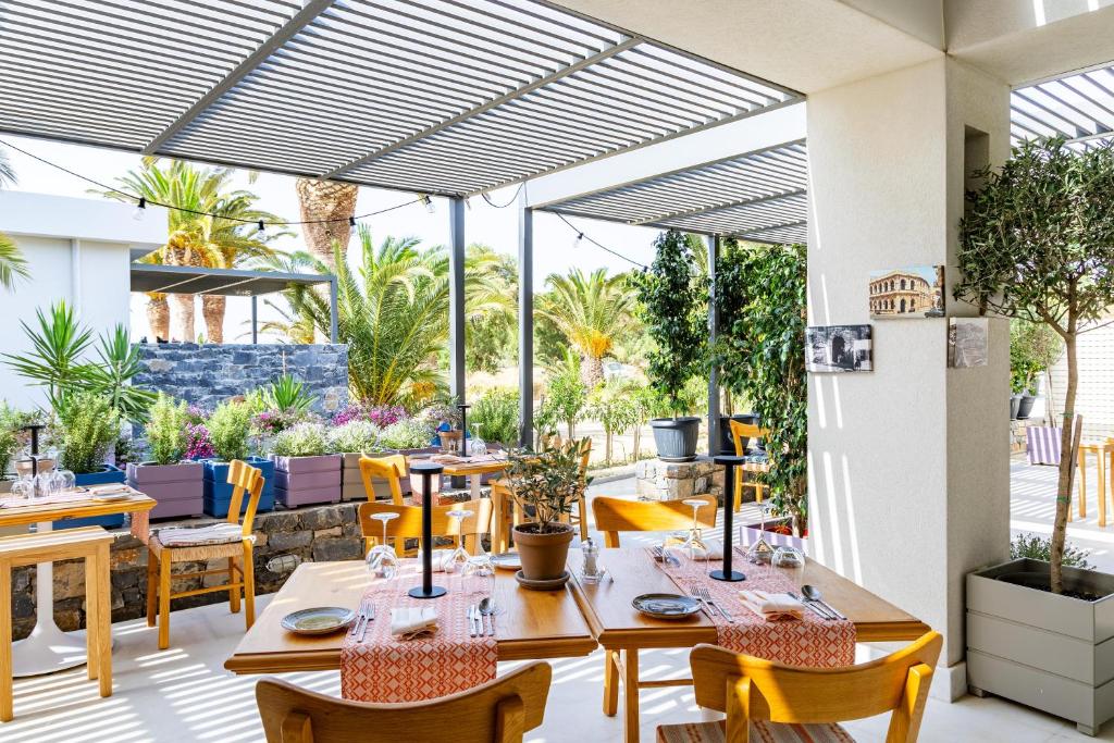 Mūsdienīgs restorāns ar ērtām koka mēbelēm un sulīgām zaļām augu kompozīcijām, kas rada relaksējošu atmosfēru. Gaismas spēles un ārējais izkārtojums nodrošina patīkamu ēdināšanas pieredzi.