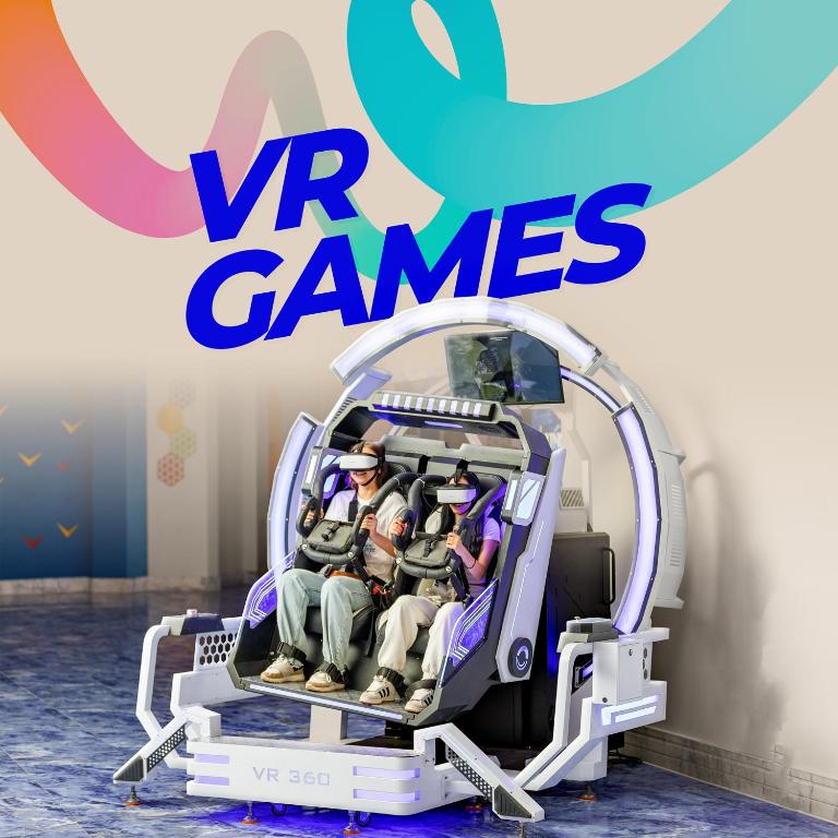 VR spēļu iekārta ar diviem spēlētājiem, kuri izmanto virtuālās realitātes brilles, piedāvājot aizraujošu un interaktīvu pieredzi. Iekārta ir modernā dizainā un aprīkota ar tehnoloģijām, kas nodrošina 360 grādu skatījumu.