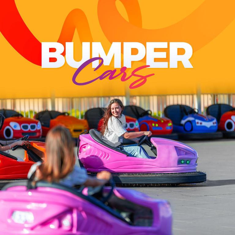 Priecīgas bērnu atrakcijas ar automašīnām - bumper cars. Attēlā redzamas jaunieši, kas izbauda braucienu krāsainās automašīnās ar jautru fonu.