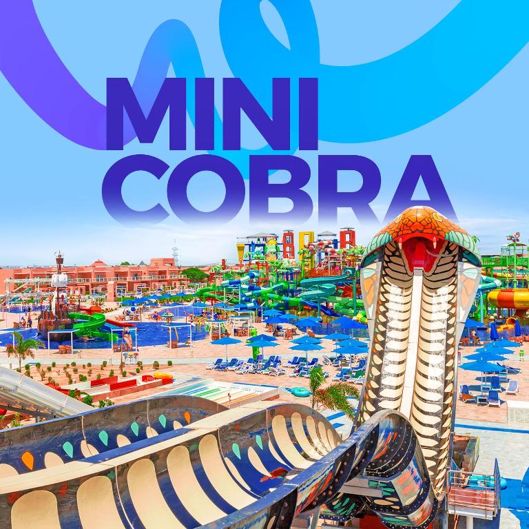 Ūdens atrakciju parks ar nosaukumu "Mini Cobra", kurā redzamas krāsainas ūdens slidkalniņi un peldbaseini. Attēlā ir izceltas jautras aktivitātes un izklaide ģimenēm.