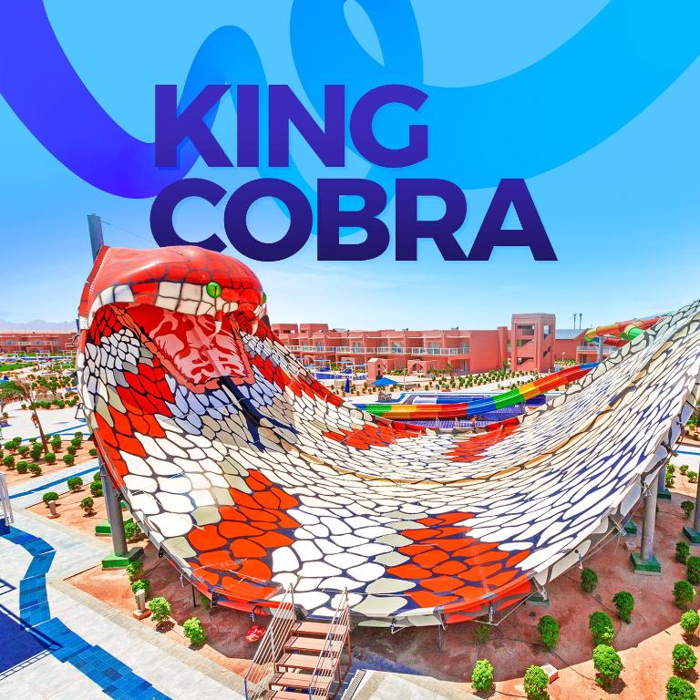 Karstāko ūdens slidkalniņu "King Cobra" ar krāsainu čūskas dizainu un plašu ūdens atrakciju parku fons.