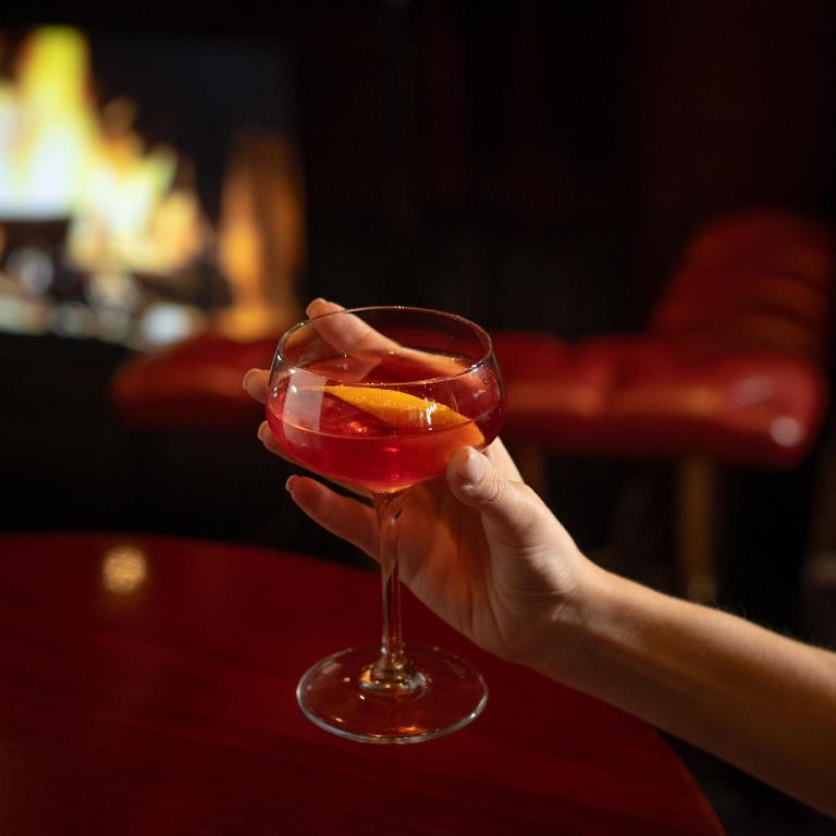 Kokteilis pie kamīna Media Rotana viesnīcā