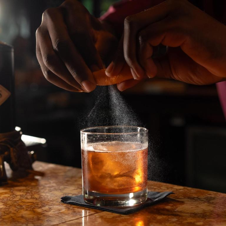 Elegants kokteilis ar citrusaugļu esenci pie bāra Media Rotana.