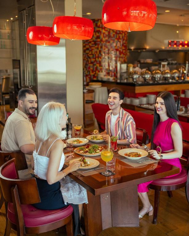 Draugu grupa vakariņo Media Rotana restorānā