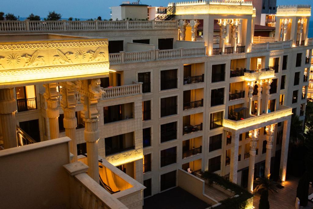 Moderns ēku komplekss ar greznām kolonām un apgaismojumu, kas radītas vakara noskaņai. Svarīgs arhitektūras elements, kas uzsver eleganci un stilīgumu.