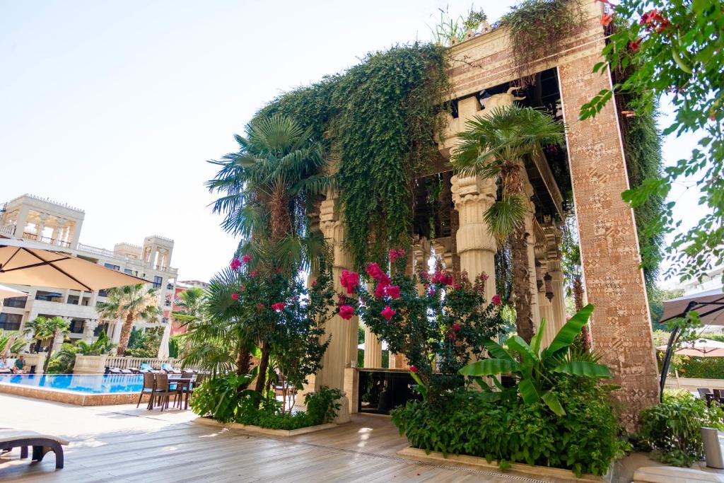 Luksusa atpūtas zona ar tropiskām augiem, baseinu un arhitektoniskām detaļām, kas apvītas ar zaļām vīnogām. Ideāla vieta relaksācijai un atpūtai.