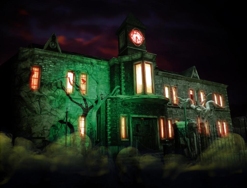 Nostalgiska un mistiska ēka ar zaļu apgaismojumu un sarkaniem logiem, radot šausmīgu atmosfēru. Ideāli piemērota Halloween dekorācijām vai šausmu stāstiem.