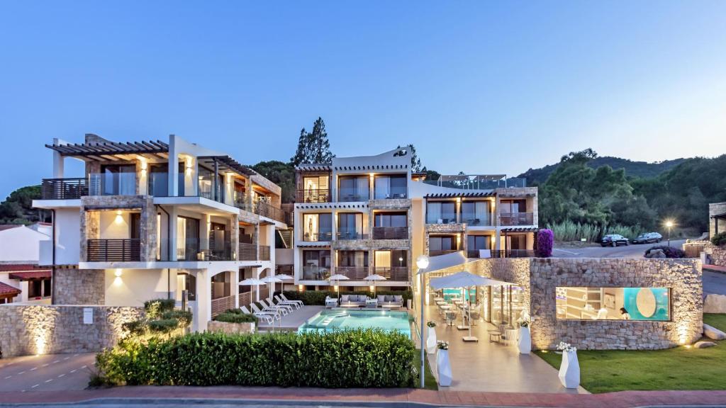 Moderns viesnīcas komplekss ar baseinu un terasi, apzaļumots pagalms un kalnu ainava fona. Ideāla vieta atpūtai un relaksācijai.