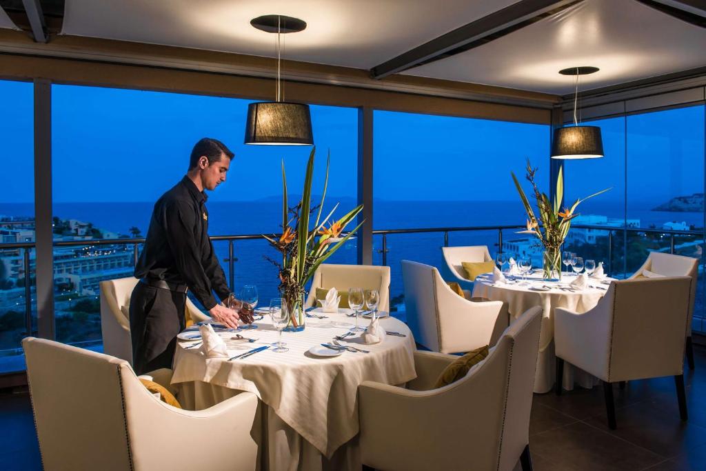 Elegants restorāns pie jūras ar apkalpošanu Blue Bay Resort Crete