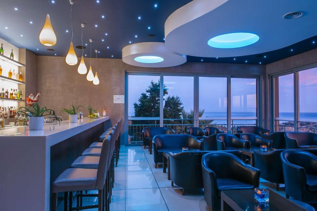 Mūsdienīgs bārs ar skatu uz jūru viesnīcā Blue Bay Resort Crete.