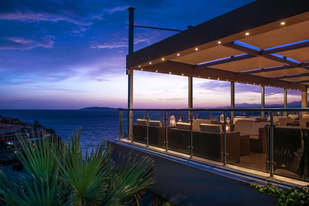 Blue Bay Resort Crete terase piekrastē ar skatu uz saulrietu