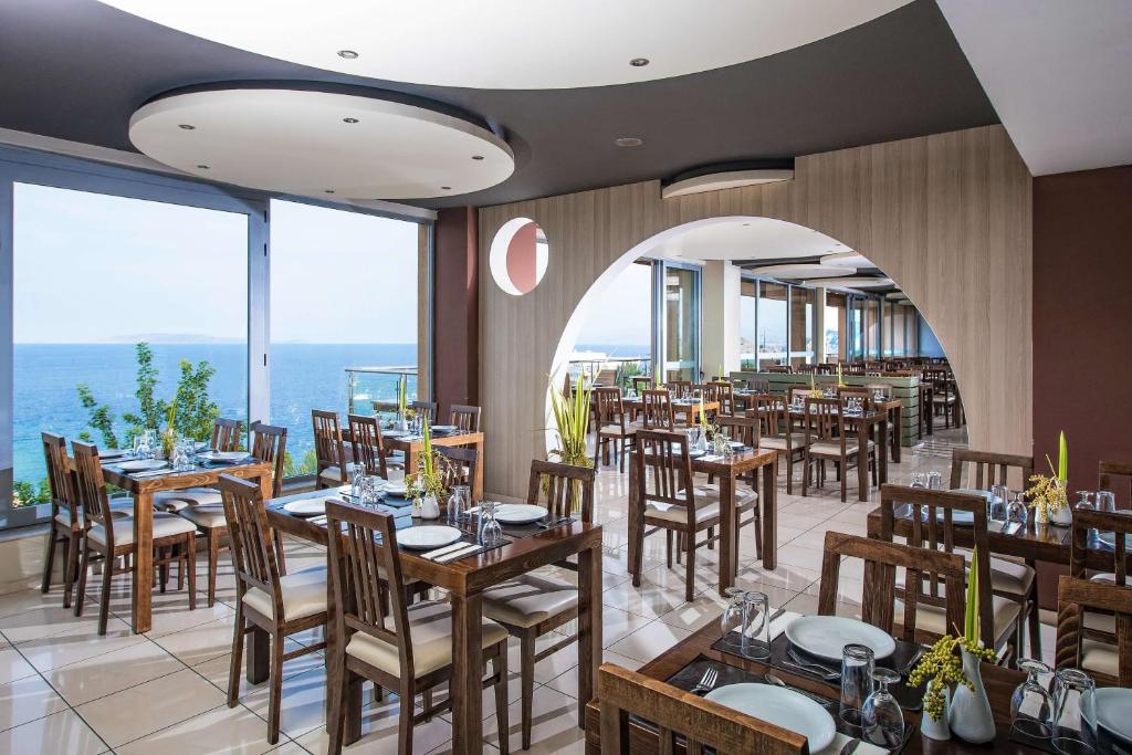 Restorāns piekrastē ar panorāmas skatu, Blue Bay Resort Crete