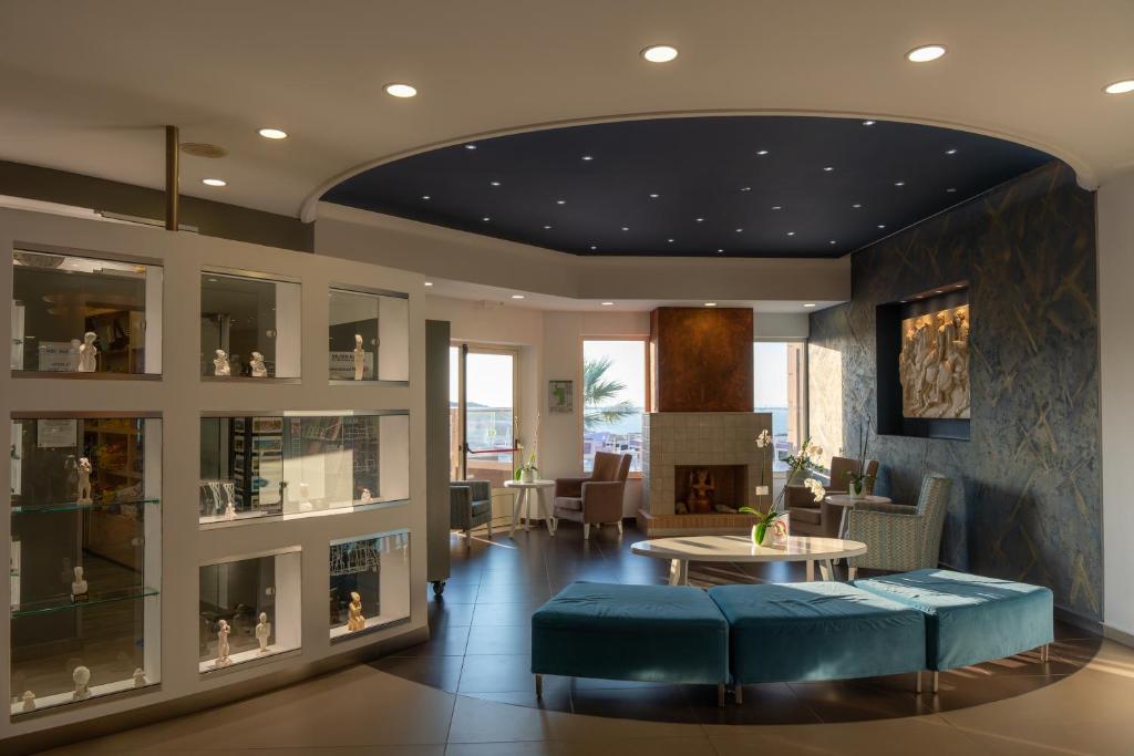 Mūsdienīgs interjers viesnīcā Blue Bay Resort Crete ar elegantu dizainu