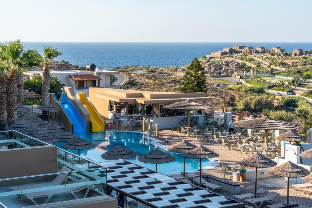 Baseins ar slidkalni pie Blue Bay Resort Crete, skats uz jūru.