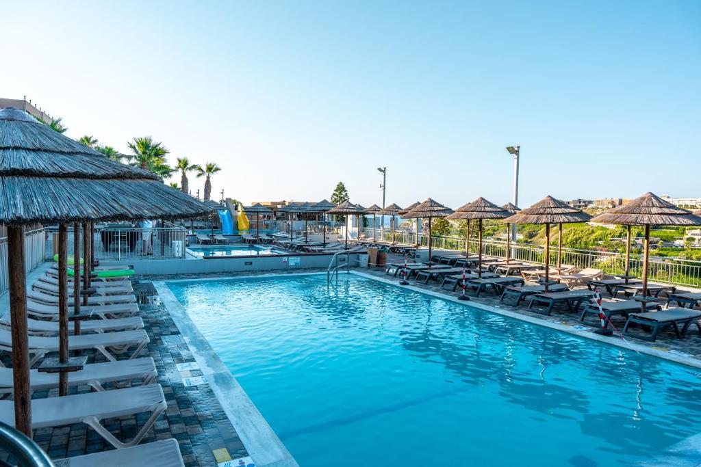 Peldbaseins ar sauļošanās krēsliem Blue Bay Resort Crete