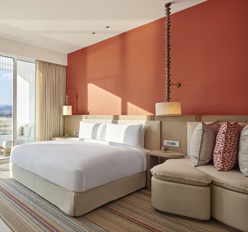 Mūsdienīgs viesnīcas numurs ar plašu gultu, ērtu sēžamvietu un siltu krāsu paleti. Lieliski piemērots relaksācijai un komfortam.