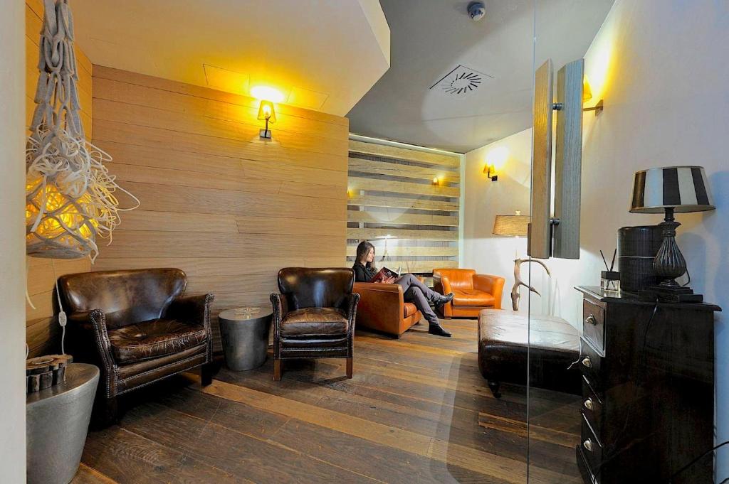 Mūsdienīga un ērta atpūtas telpa ar ādas krēsliem, siltām gaismām un koka elementiem, kas rada relaksējošu atmosfēru. Ideāla vieta grāmatu lasīšanai vai relaksācijai.