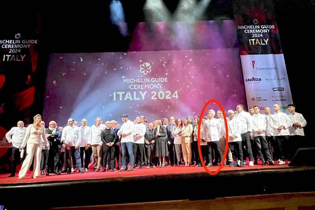 Michelin Guide ceremonija Itālijā 2024, kurā piedalās vairāki šefpavāri un viesi uz skatuves.