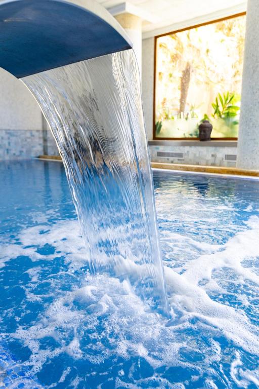 Ūdens strūklaka viesnīcas Hotel IPV Palace & Spa baseinā.