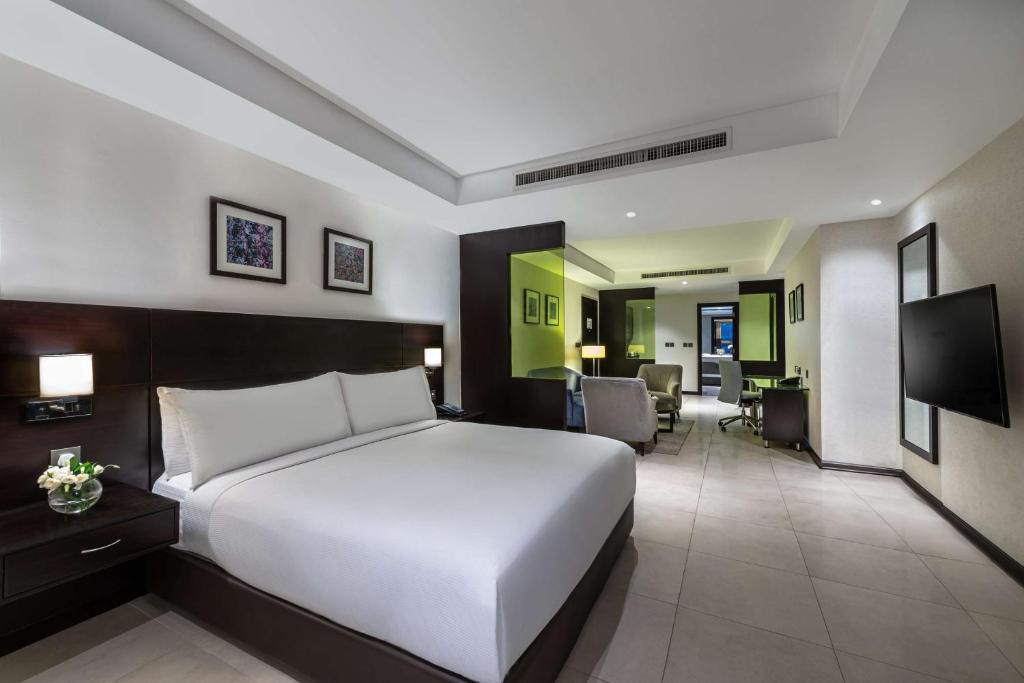 Moderns viesnīcas numurs ar plašu gultu, mājīgu sēdvietu stūri un darba galdu. Numurā ir elegantas dekorācijas un mūsdienīgas ērtības.