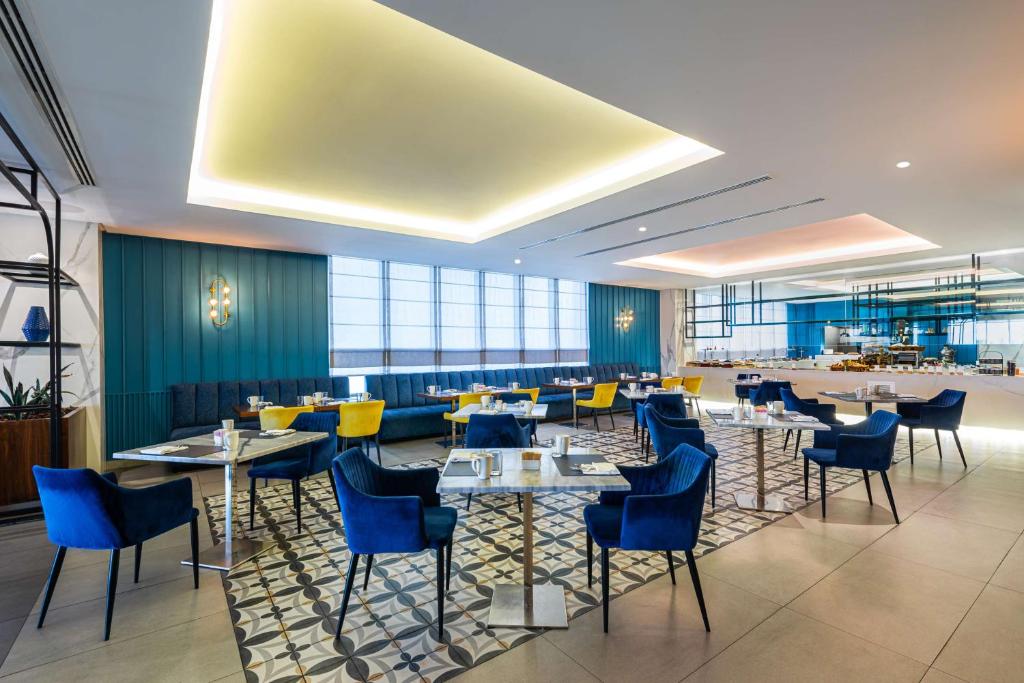 Moderns restorāns ar elegantiem ziliem un dzelteniem krēsliem, stilīgu interjeru un plašiem logiem, piedāvā ērtu atmosfēru. Ideāls vieta relaksācijai un maltītēm.