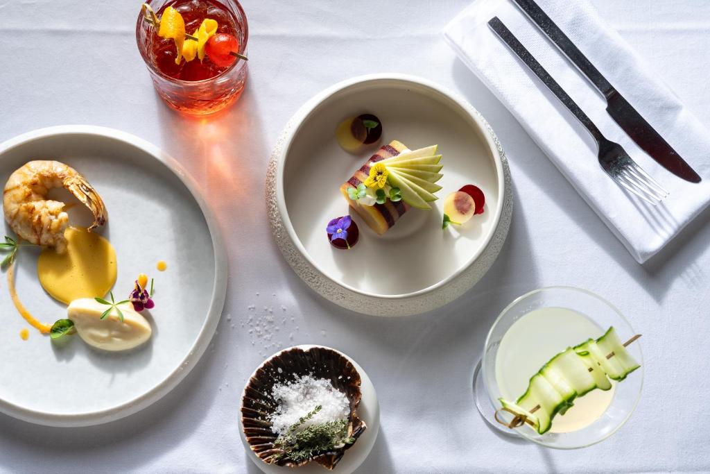 Eleganta maltīte ar garnelēm un krēmīgu mērci, dekorēta ar ziediem un augļiem, kopā ar dzērieniem un saldējumam. Ideāli piemērota gastronomijas mīļotājiem.