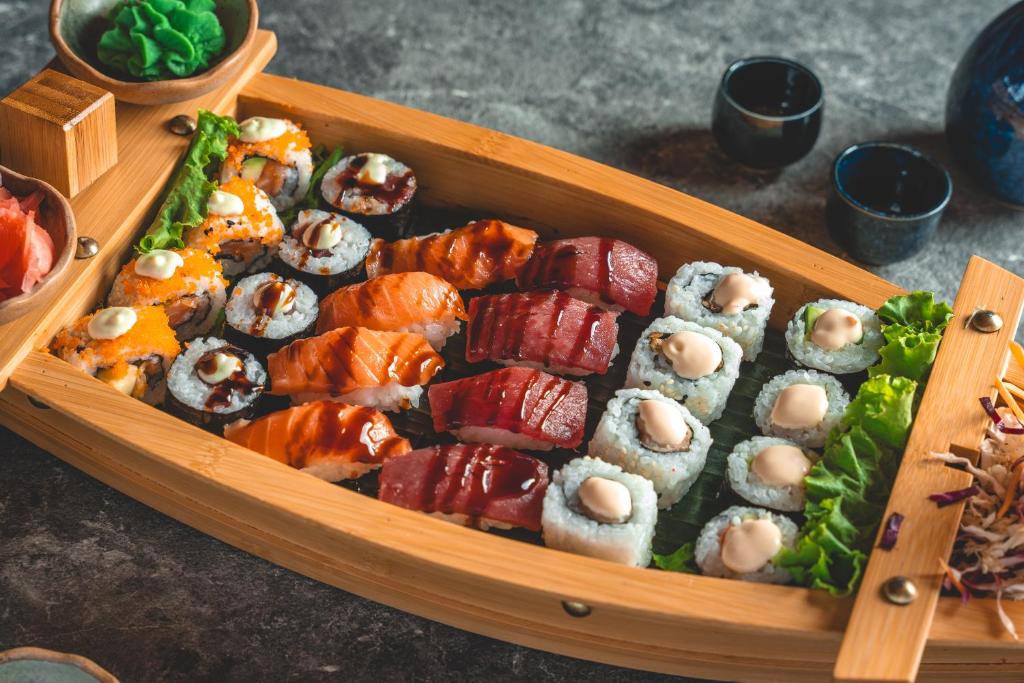 Sushi bļoda ar dažādām suši šķirnēm un wasabi, Atrium Palace Thalasso Spa Resort And Villas