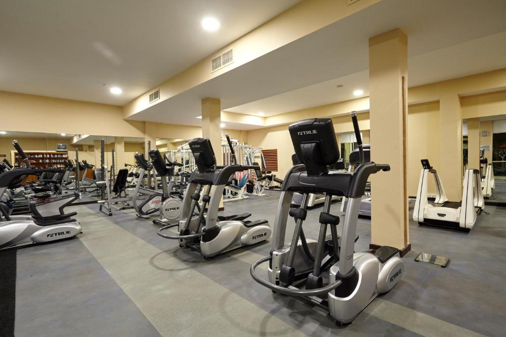 Moderns sporta zāles iekārtojums ar dažādām fitnesa iekārtām un labu apgaismojumu. Ideāla vieta treniņiem un aktīvai atpūtai.