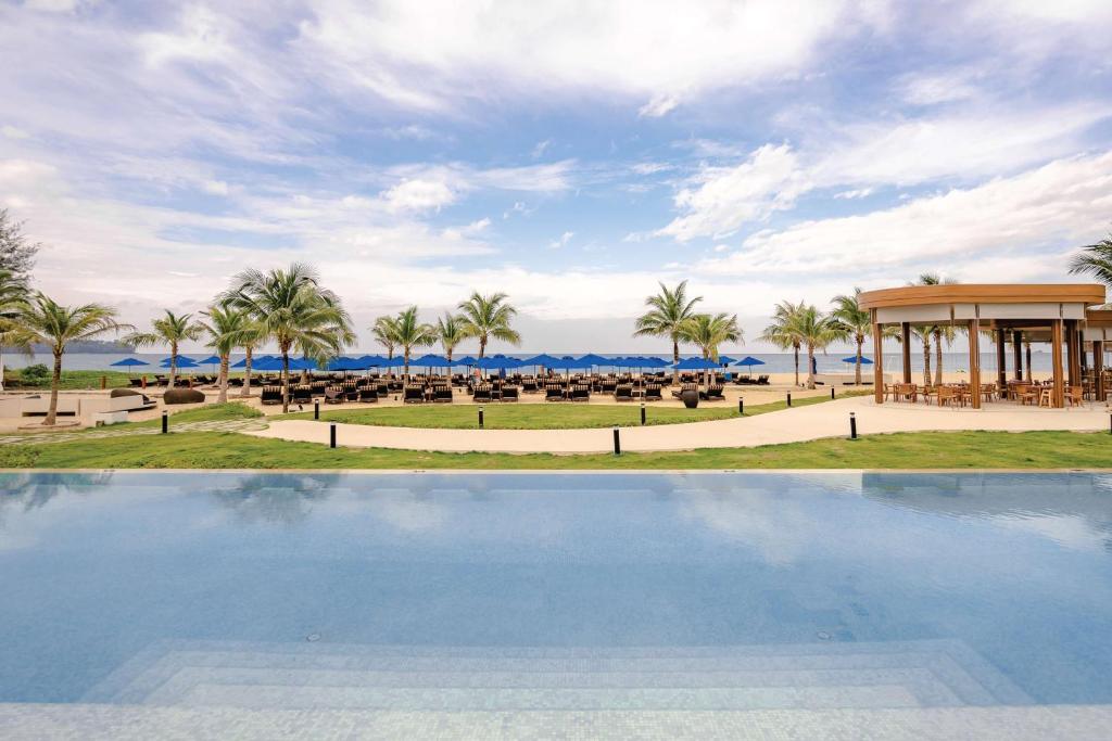 Skats uz baseinu un pludmali pie Angsana Laguna Phuket