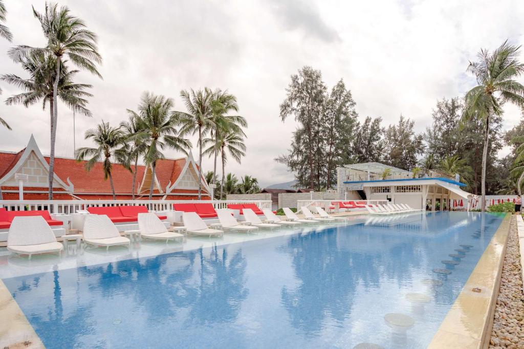 Peldbaseins ar saules krēsliem Angsana Laguna Phuket