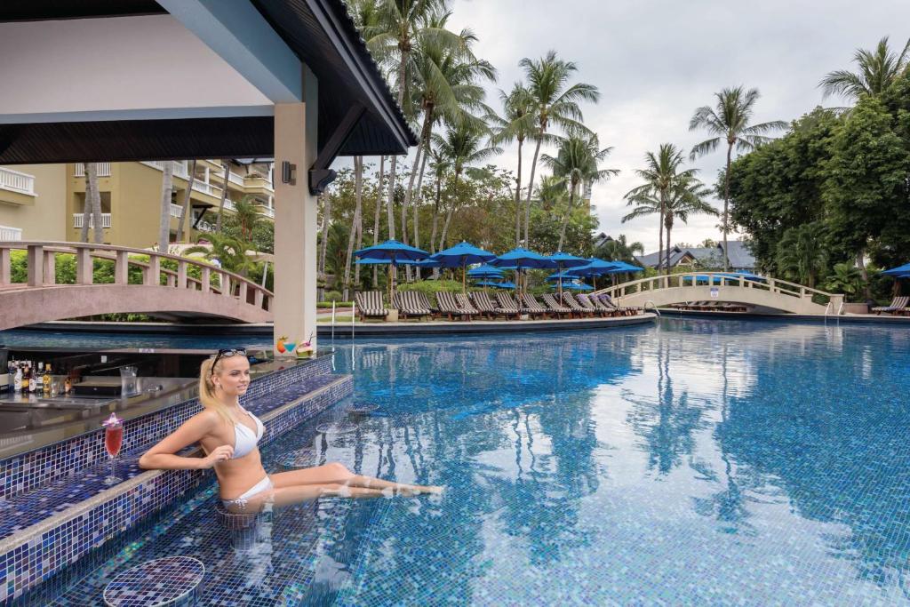 Sieviete atpūšas pie baseina Angsana Laguna Phuket