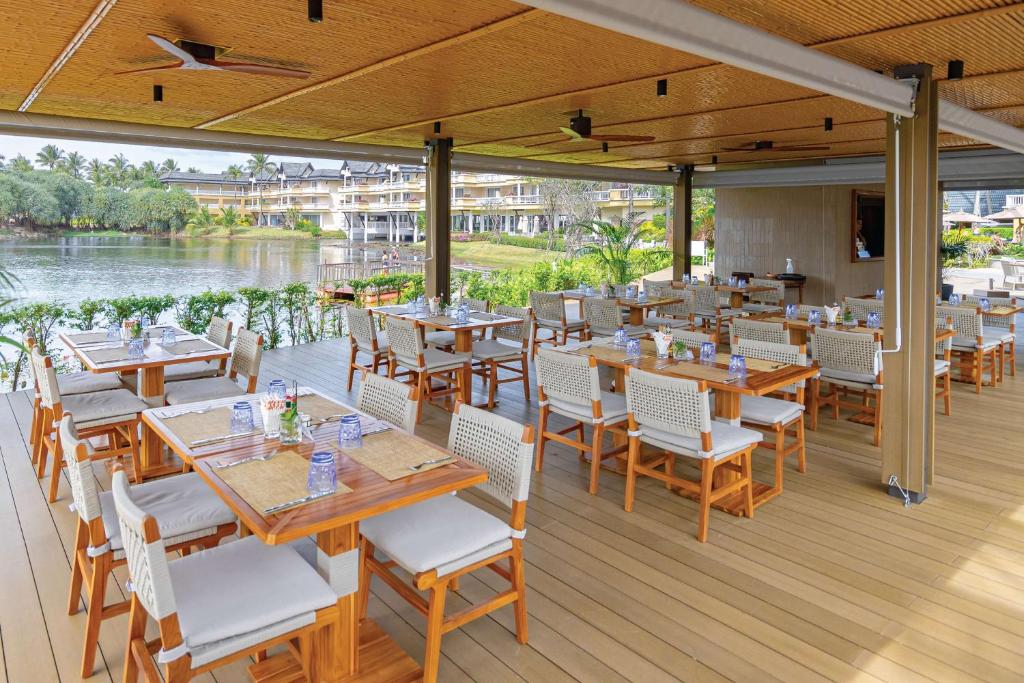 Āra restorāns pie Angsana Laguna Phuket ar skatu uz ūdeni