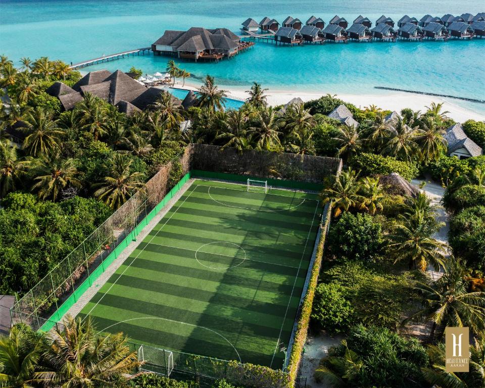 Futbola laukums ar mājīgu tropu vidi, apkārt palmām un viesnīcu komplekss ūdenī. Ideāla vieta sporta aktivitātēm brīvā dabā.