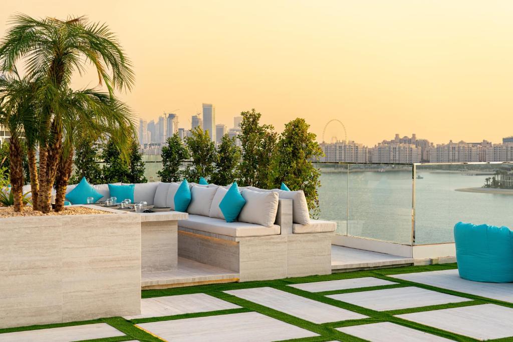 Mūsdienīgs terases dizains ar ērtām sēdvietām un skatu uz pilsētu un jūru, akcentēts ar zaļumiem un spilgtiem aksesuāriem. Ideāla vieta relaksācijai un baudīšanai.