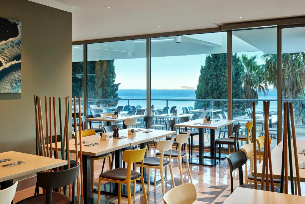 Mūsdienīgs restorāns ar skatu uz jūru, kurā ir gaišas koka mēbeles un lieli logi, kas ļauj ienākt dabiskajai gaismai. Teritorija ir sakopta un ērta, ideāla vieta relaksācijai un maltītēm.