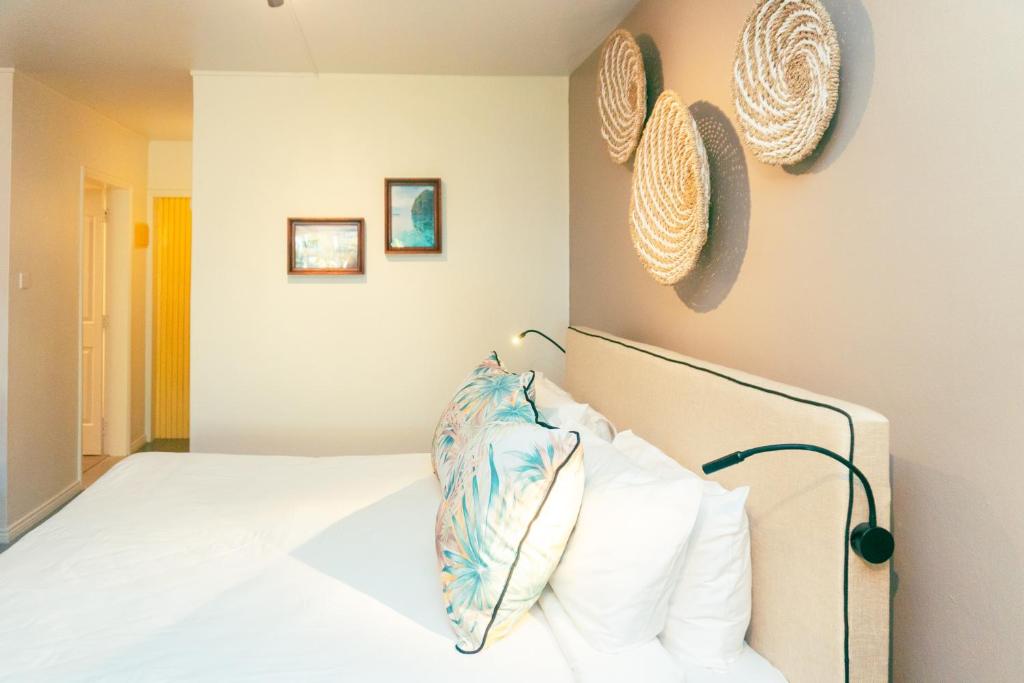 Ziedu Paradīzes elegantais viesnīcas numurs ar mākslas darbiem.