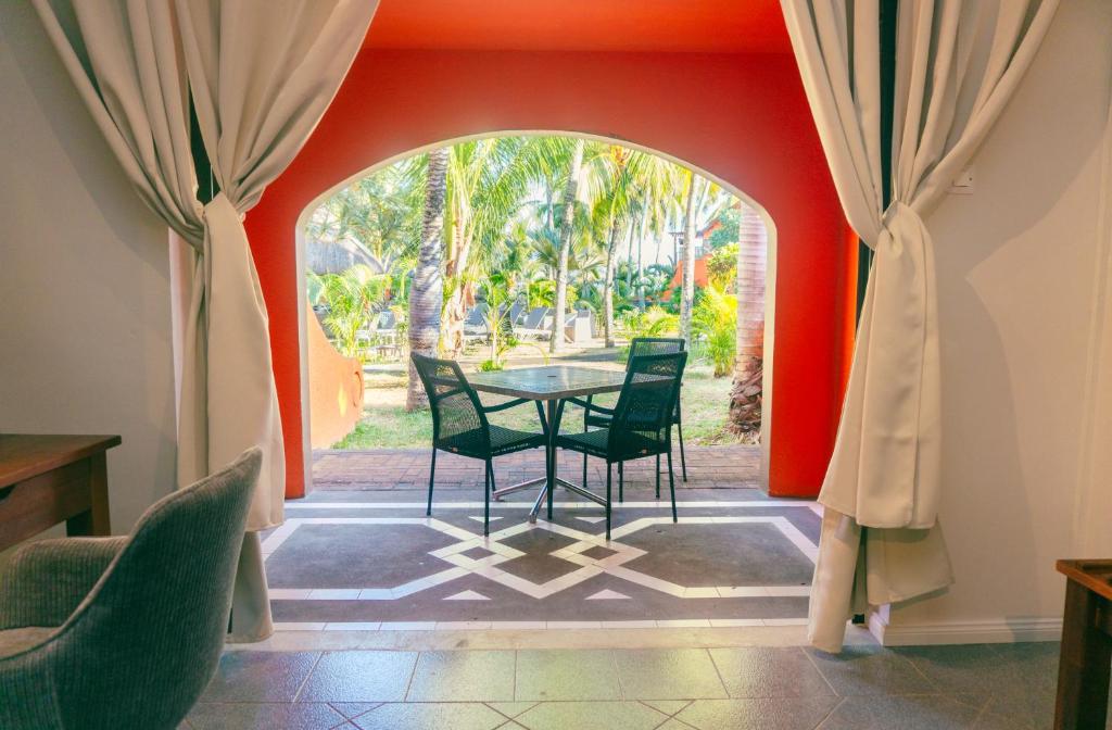 Flowers of Paradise numurs ar skatu uz dārzu un terasi