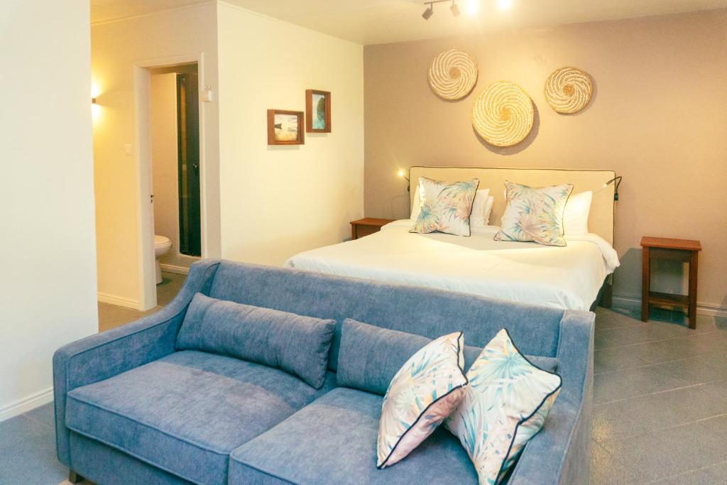 Numurs ar modernām mēbelēm viesnīcā Flowers of Paradise