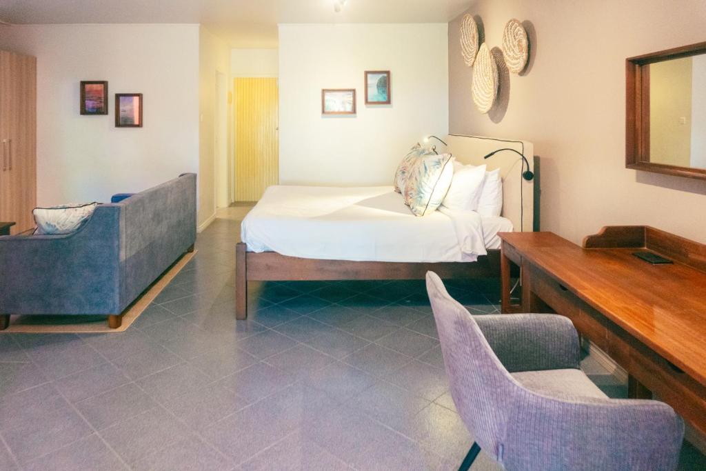 Numurs ar ērtu gultu Flowers of Paradise viesnīcā.