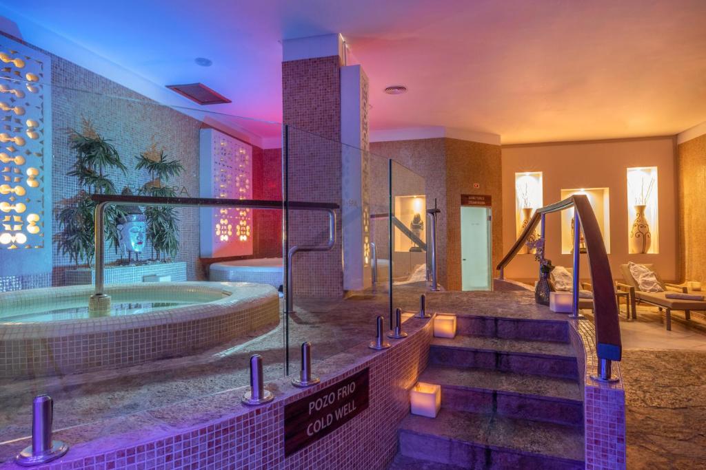 Relaksējoša spa vide ar burbuļvannu un modernu apgaismojumu, kurā ir siltuma un aukstuma zonas. Interjers ar dabīgām dekorācijām un ērtām atpūtas zonām.