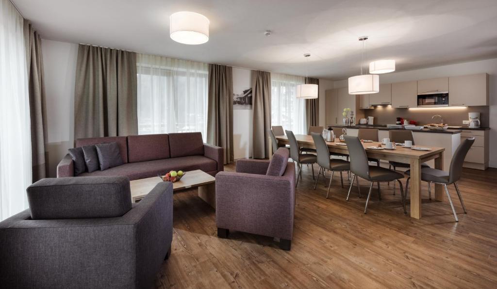 Mūsdienīgs viesistabas un virtuves interjers ar ērtām mēbelēm, koka grīdu un daudz dabiskās gaismas. Ideāls telpa atpūtai un ģimenes kopābūšanai.