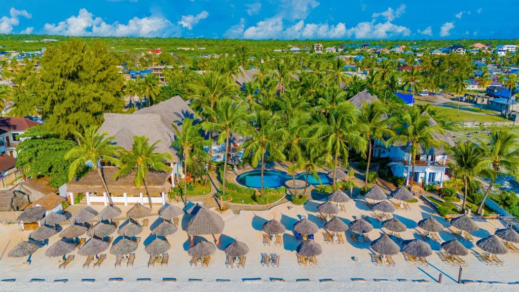 AHG Waridi Beach Resort & Spa piekrastes skats ar palmām un sauļošanās vietām panoramic view with beach and pools