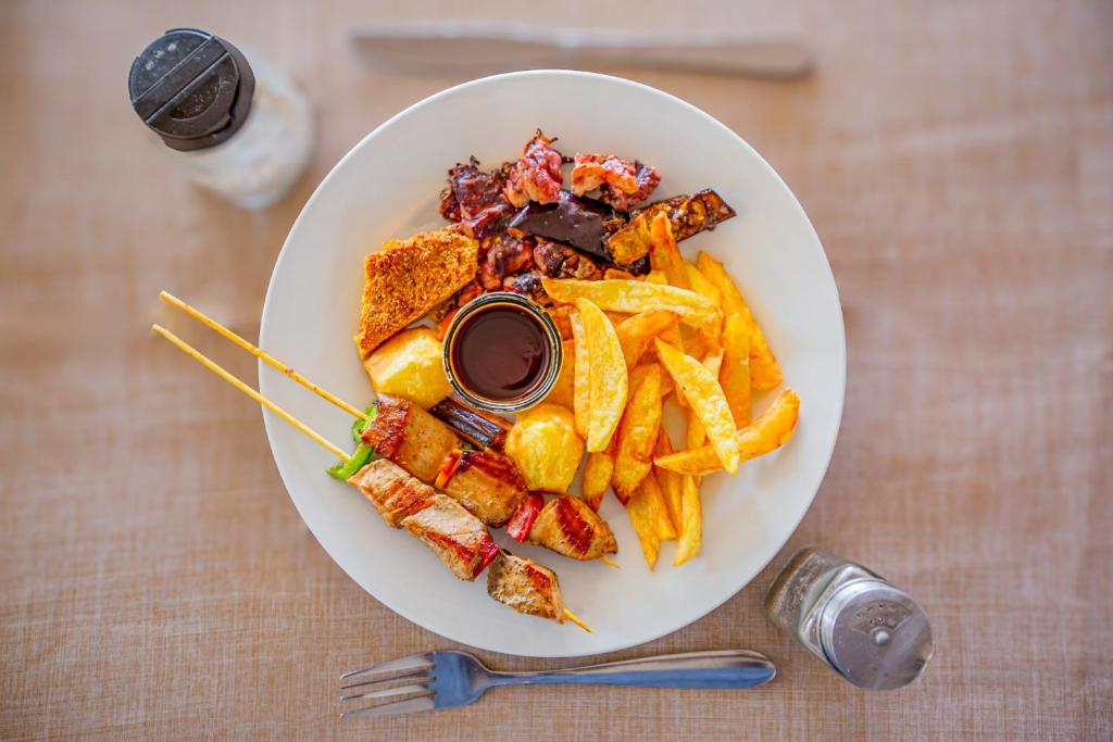 Garšīgs ēdiens ar kebabiem un frī kartupeļiem AHG Waridi Beach Resort & Spa