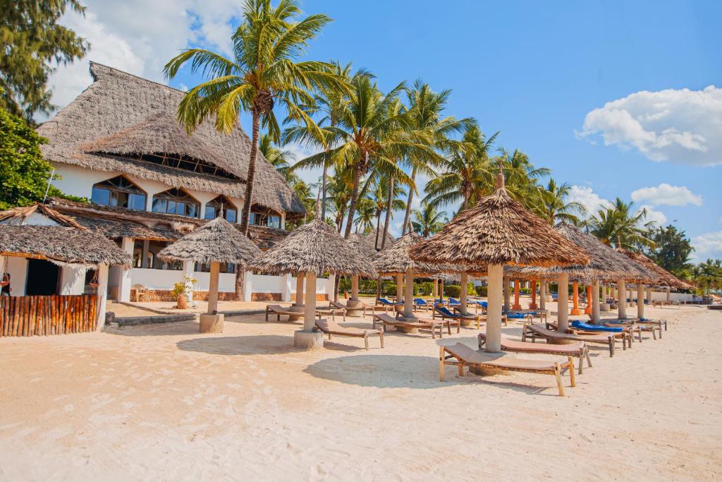 AHG Waridi Beach Resort & Spa piekrastē ar palmām un šikiem paviljoniem